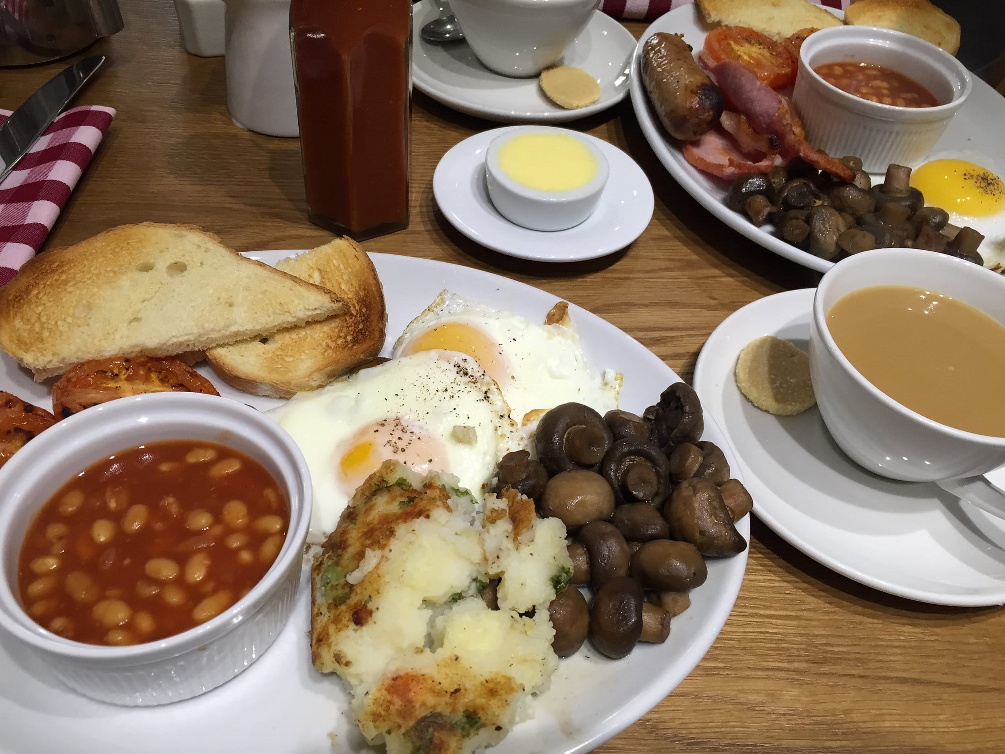 book-a-chauffeur-car-to-find-the-best-breakfast-in-brisbane